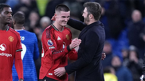 Simone Inzaghi celebrating with his Inter Milan players after beating Barcelona.
