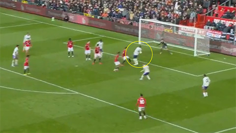 Bàn thua của MU gây tranh cãi dữ dội