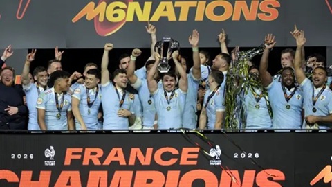 Simone Inzaghi celebrating with his Inter Milan players after beating Barcelona.