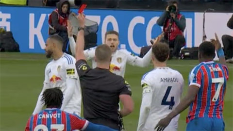  Hy hữu: Trọng tài Premier League quên thẻ đỏ dù 2 lần rút thẻ vàng