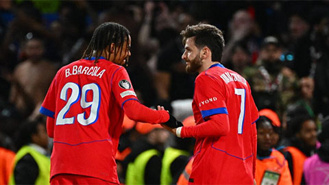 Simone Inzaghi celebrating with his Inter Milan players after beating Barcelona.