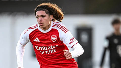 Simone Inzaghi celebrating with his Inter Milan players after beating Barcelona.