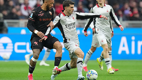 Simone Inzaghi celebrating with his Inter Milan players after beating Barcelona.
