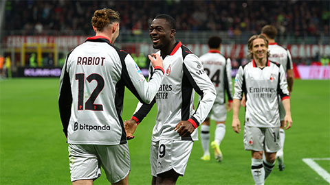 Simone Inzaghi celebrating with his Inter Milan players after beating Barcelona.