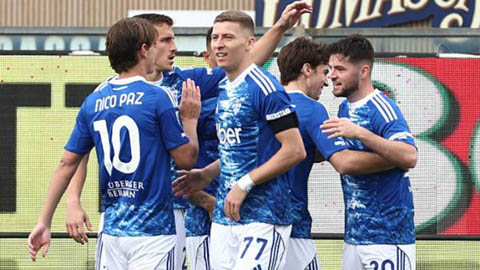 Simone Inzaghi celebrating with his Inter Milan players after beating Barcelona.
