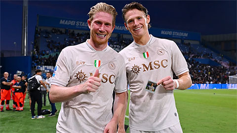 Simone Inzaghi celebrating with his Inter Milan players after beating Barcelona.