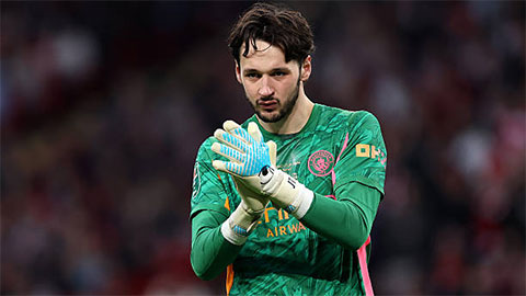 James Trafford khiến fan Man City sững sờ với pha cứu thua '3 trong 1'