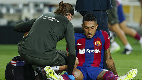 Simone Inzaghi celebrating with his Inter Milan players after beating Barcelona.
