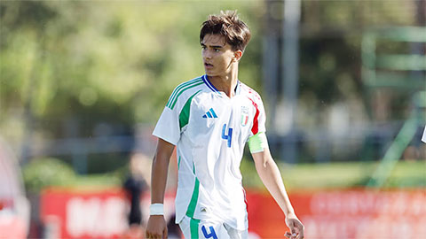 Simone Inzaghi celebrating with his Inter Milan players after beating Barcelona.