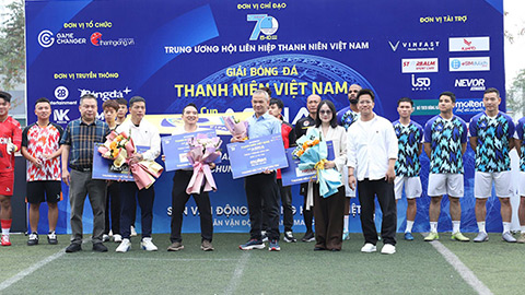 Simone Inzaghi celebrating with his Inter Milan players after beating Barcelona.