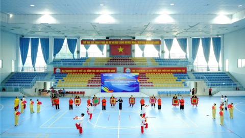 Simone Inzaghi celebrating with his Inter Milan players after beating Barcelona.