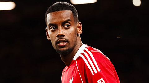 Simone Inzaghi celebrating with his Inter Milan players after beating Barcelona.