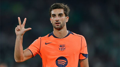 Simone Inzaghi celebrating with his Inter Milan players after beating Barcelona.