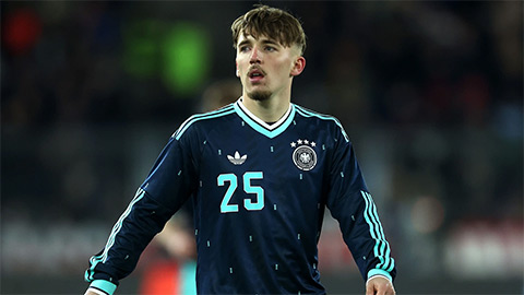 Simone Inzaghi celebrating with his Inter Milan players after beating Barcelona.