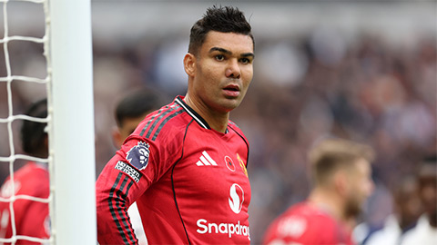 Simone Inzaghi celebrating with his Inter Milan players after beating Barcelona.