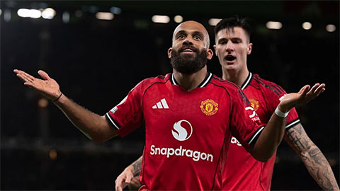 Simone Inzaghi celebrating with his Inter Milan players after beating Barcelona.
