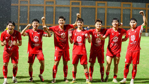 Simone Inzaghi celebrating with his Inter Milan players after beating Barcelona.