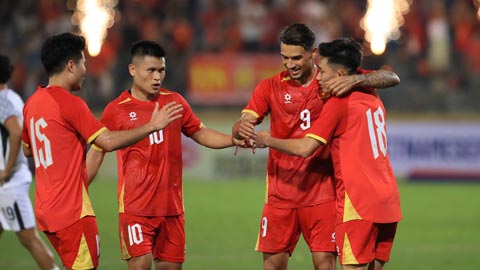 Simone Inzaghi celebrating with his Inter Milan players after beating Barcelona.