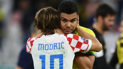 Simone Inzaghi celebrating with his Inter Milan players after beating Barcelona.