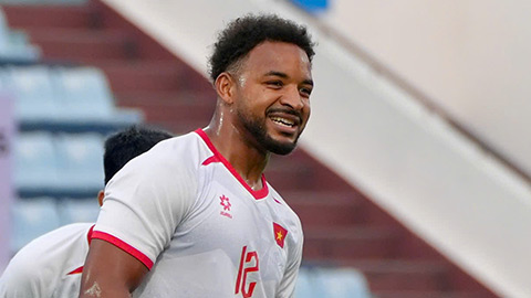 Simone Inzaghi celebrating with his Inter Milan players after beating Barcelona.
