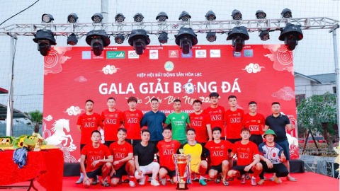 Simone Inzaghi celebrating with his Inter Milan players after beating Barcelona.
