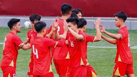 Simone Inzaghi celebrating with his Inter Milan players after beating Barcelona.