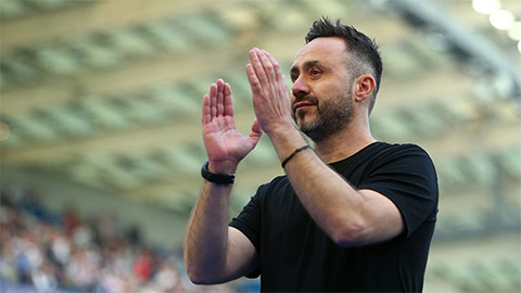 Simone Inzaghi celebrating with his Inter Milan players after beating Barcelona.