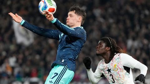 Simone Inzaghi celebrating with his Inter Milan players after beating Barcelona.