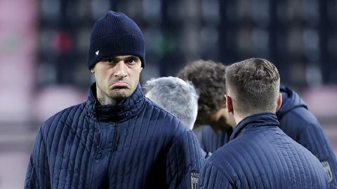 Simone Inzaghi celebrating with his Inter Milan players after beating Barcelona.