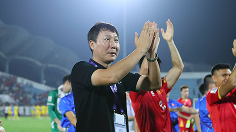 Simone Inzaghi celebrating with his Inter Milan players after beating Barcelona.