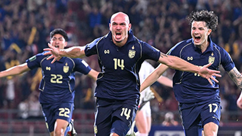 Simone Inzaghi celebrating with his Inter Milan players after beating Barcelona.