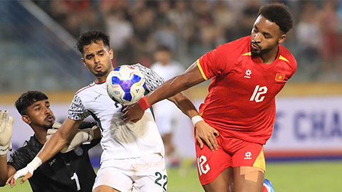 Simone Inzaghi celebrating with his Inter Milan players after beating Barcelona.