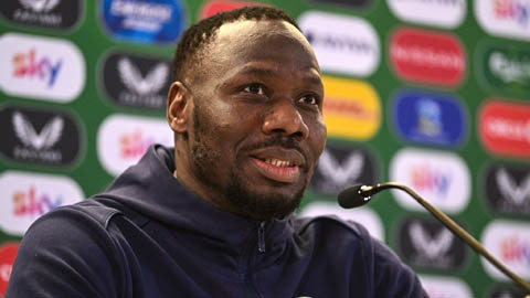 Simone Inzaghi celebrating with his Inter Milan players after beating Barcelona.