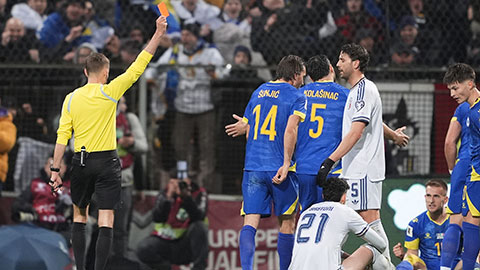 3 quyết định tranh cãi thay đổi vận mệnh trận Bosnia & Herzegovina vs Italia