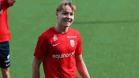 Simone Inzaghi celebrating with his Inter Milan players after beating Barcelona.