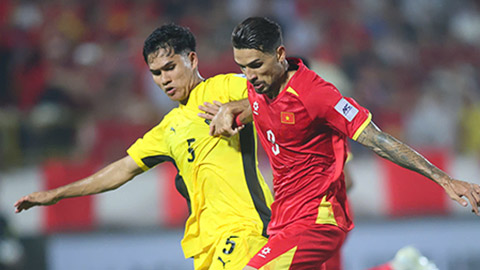 Simone Inzaghi celebrating with his Inter Milan players after beating Barcelona.