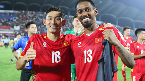 Simone Inzaghi celebrating with his Inter Milan players after beating Barcelona.