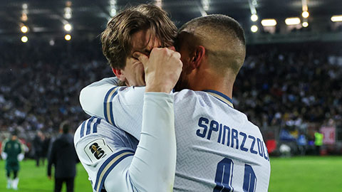 Simone Inzaghi celebrating with his Inter Milan players after beating Barcelona.