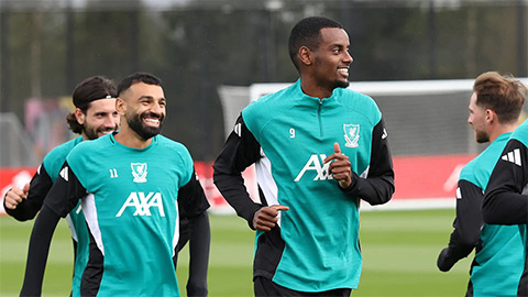 Simone Inzaghi celebrating with his Inter Milan players after beating Barcelona.