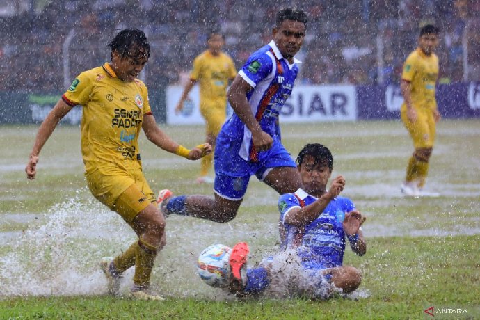  Nhận định Semen Padang vs PSBS Biak Numfor 15h30 ngày 11/9: Chiến thắng đầu tiên