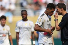 Hàng thủ Real đã yếu lại còn thiếu