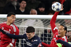 Van Dijk gây sốc với pha 'chơi bóng rổ' khiến Liverpool bị thổi phạt đền