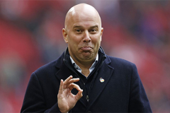 Arne Slot nhìn Liverpool thất bại rồi cười ruồi