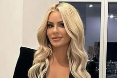 Nữ đô vật WWE khoe thân hình nóng bỏng, vòng 1 căng mọng