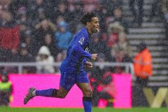 Tyler Adams lập siêu phẩm sút xa