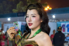 Y tá chạy bộ Loan Barbie biến thành nữ thần chiến binh