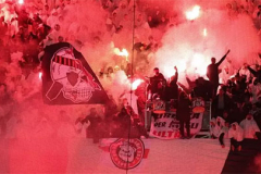 Người cũ Chelsea bị chính CĐV nhà tấn công trên sân tập