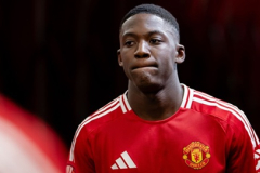 Mainoo đừng để bạn xấu kích động