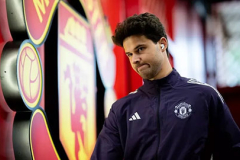 Bật mí con số bí ẩn trên găng tay của Senne Lammens