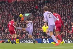 Sao Brighton thoát thẻ đỏ sau pha phạm lỗi thô thiển với Florian Wirtz